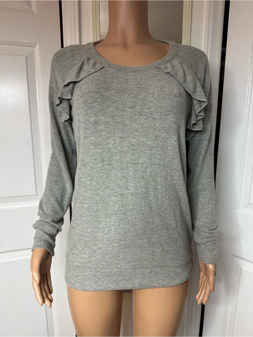 NWT Chaser Gray Ruffle Open Back Long Sleeve Top Size Medium